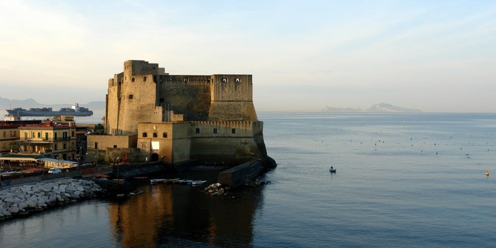 Tour in barca con vista su Castel dell’Ovo Tour in barca con vista su Castel dell’Ovo
