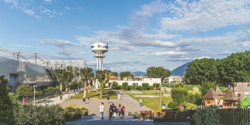 Parco esterno del centro commerciale La Cartiera a Pompei Parco esterno del centro commerciale La Cartiera a Pompei