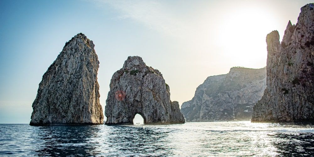 Navigazione verso Capri tra faraglioni e grotte Navigazione verso Capri tra faraglioni e grotte
