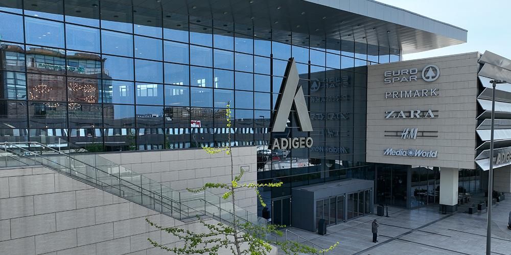 Esterno del Centro Commerciale Adigeo per lo shopping a Verona Esterno del Centro Commerciale Adigeo per lo shopping a Verona