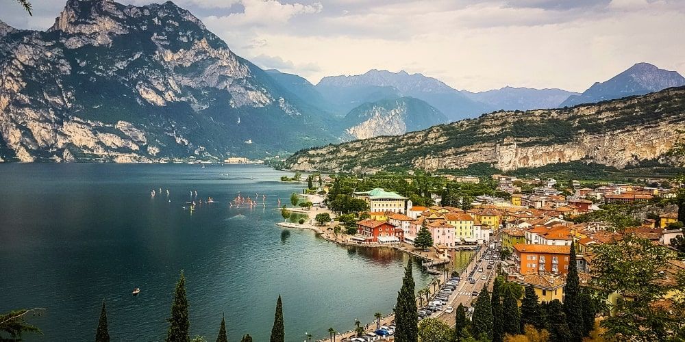 Laghi-italiani-vs-costiera-amalfitana-lago-Garda Laghi-italiani-vs-costiera-amalfitana-lago-Garda