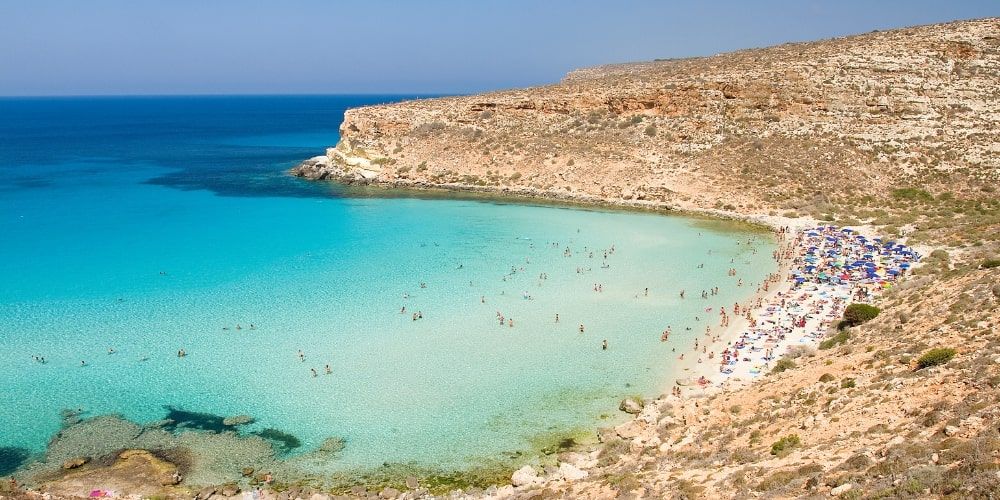 Spiaggia dei Conigli, uno dei posti nascosti dove fare il bagno in Italia più affascinanti Spiaggia dei Conigli, uno dei posti nascosti dove fare il bagno in Italia più affascinanti