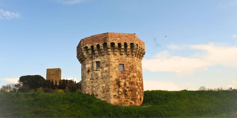 Chiusi, Trekking Etruscan Tombs and Tower Beccati Questo