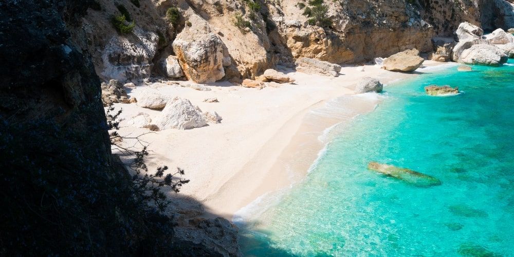 Cala Mariolu: tra le migliori spiagge nascoste in Italia Cala Mariolu: tra le migliori spiagge nascoste in Italia