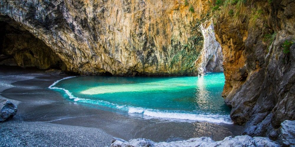 Luce e magia alla Spiaggia dell’Arcomagno in Calabria Luce e magia alla Spiaggia dell’Arcomagno in Calabria