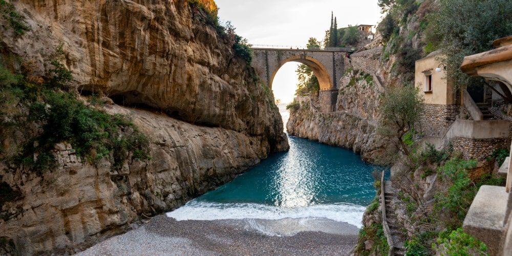 Scorcio mozzafiato sul Fiordo di Furore, perla nascosta della Costiera Amalfitana Scorcio mozzafiato sul Fiordo di Furore, perla nascosta della Costiera Amalfitana