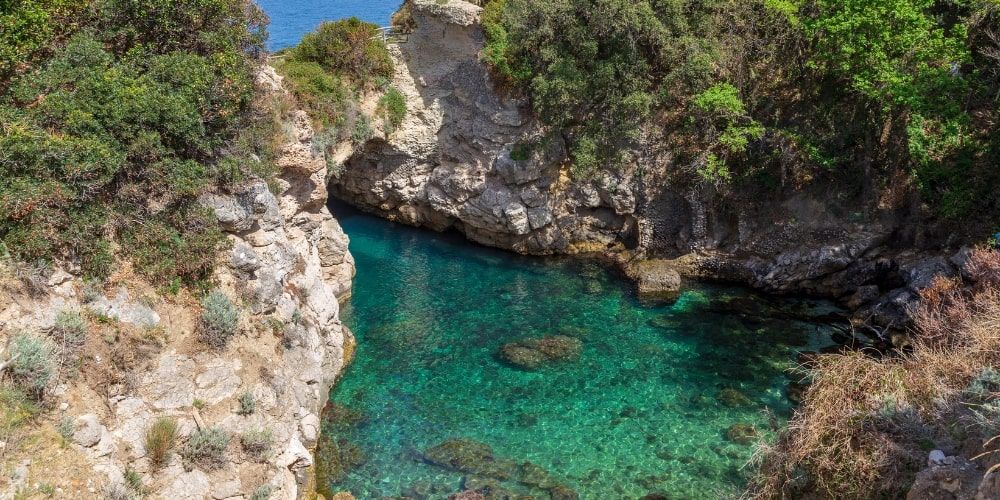 Scorcio mozzafiato dei Bagni della Regina Giovanna in Campania Scorcio mozzafiato dei Bagni della Regina Giovanna in Campania