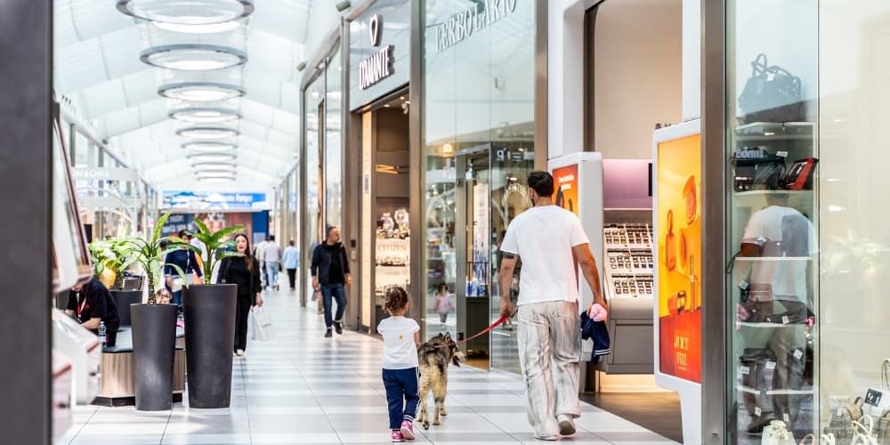 Galleria del centro commerciale La Cartiera a Pompei Galleria del centro commerciale La Cartiera a Pompei