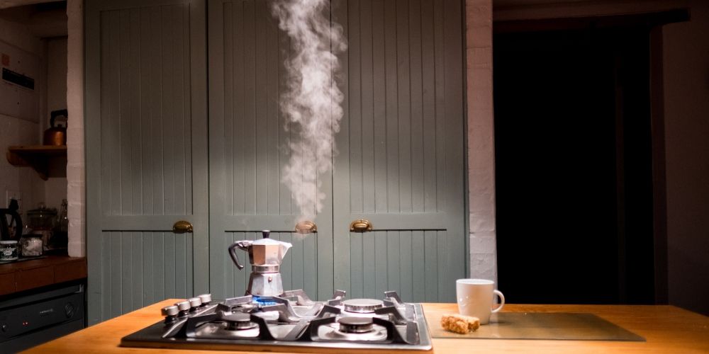 Caffè che sale nella moka: il momento magico della preparazione Caffè che sale nella moka: il momento magico della preparazione