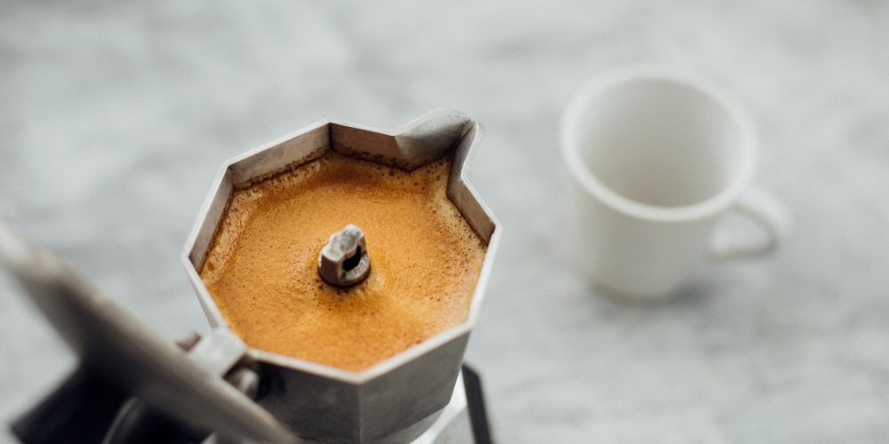Caffè che sale nella moka: il momento magico della preparazione Caffè che sale nella moka: il momento magico della preparazione