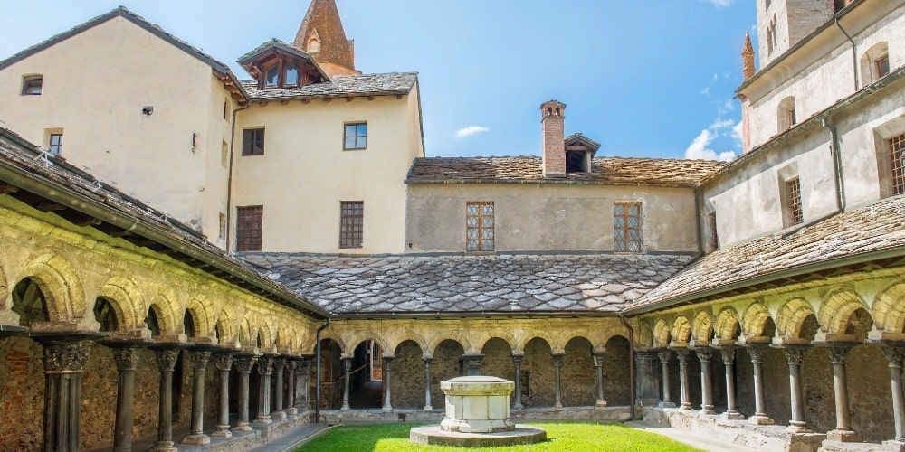 Medieval cloister of the Collegiate Church of Saint Ursus: what to do in Aosta in 2025 between art and spirituality Medieval cloister of the Collegiate Church of Saint Ursus: what to do in Aosta in 2025 between art and spirituality