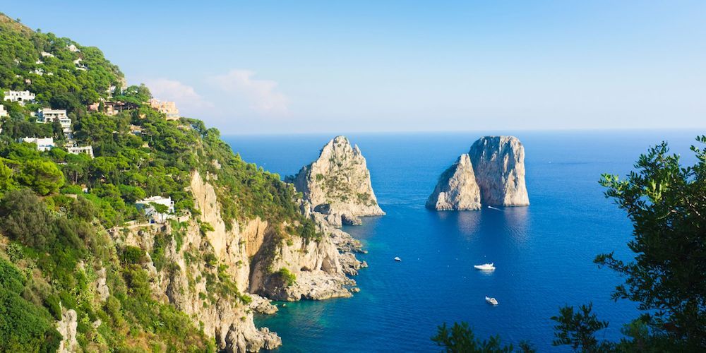 Escursione in barca a Capri: viaggio da sogno tra mare, grotte e meraviglie