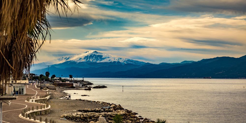 18-lungomare-reggio-calabria-con-sfondo-etna