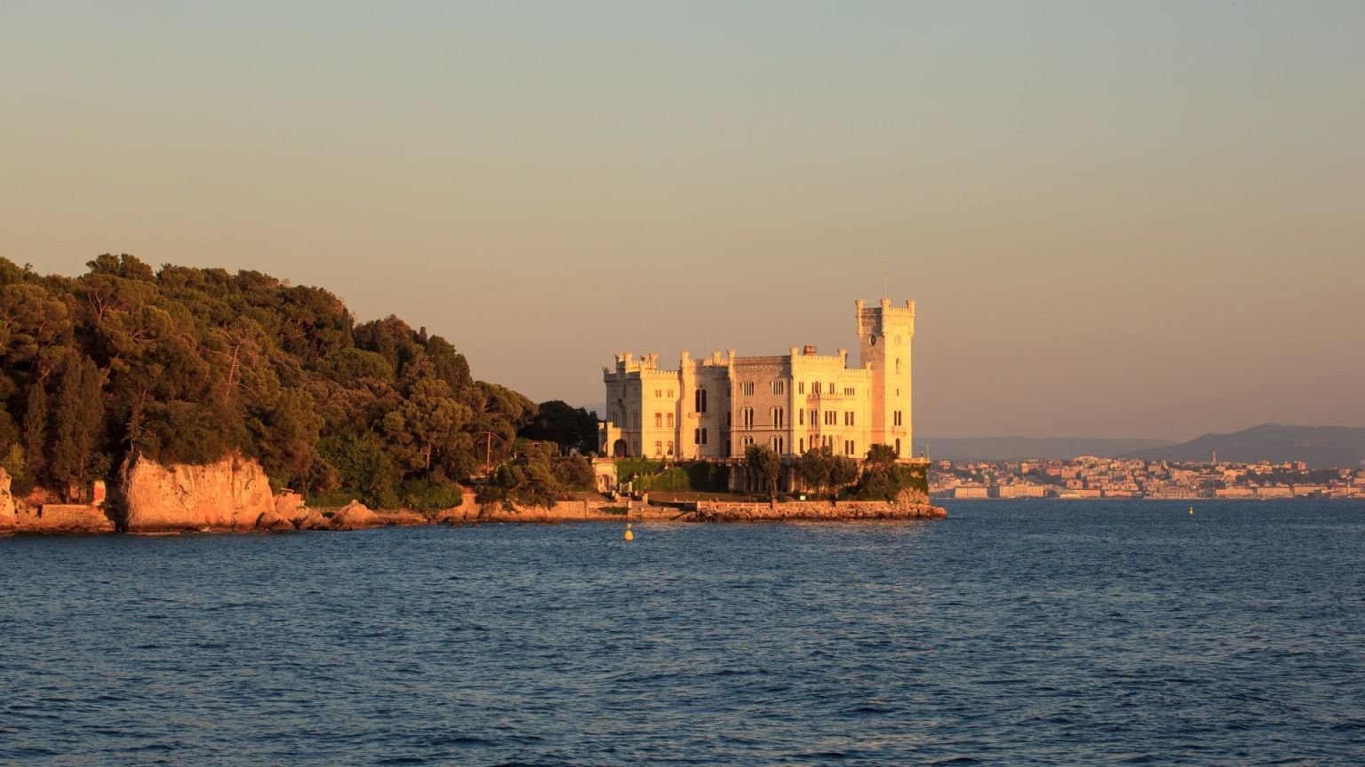 Il Castello di Miramare: un viaggio tra storia e natura
